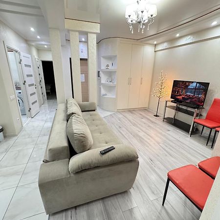Two Bedroom Large Apartment In Kischinau Exterior foto