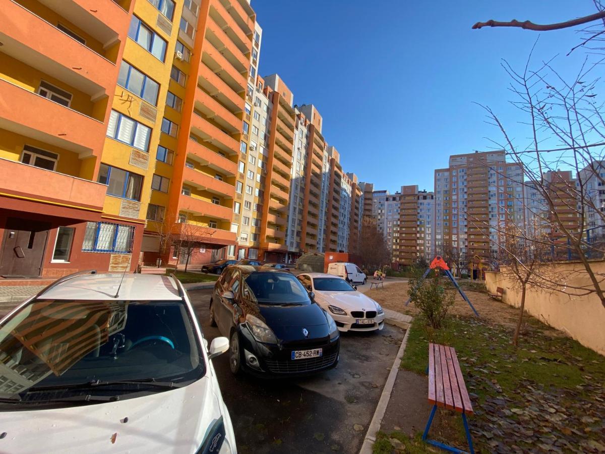 Two Bedroom Large Apartment In Kischinau Exterior foto