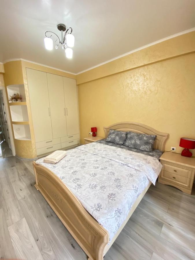 Two Bedroom Large Apartment In Kischinau Exterior foto