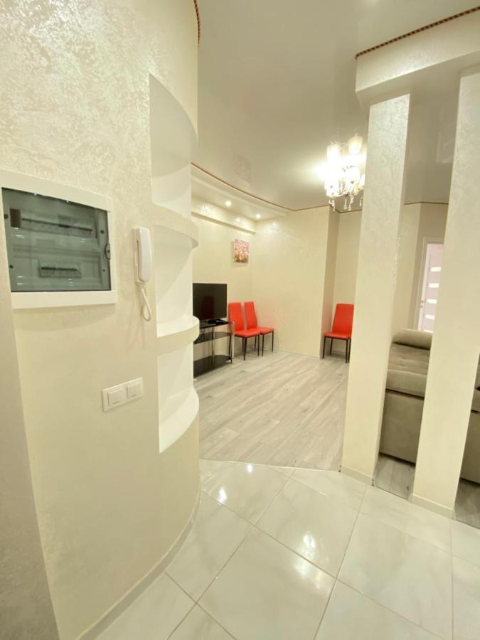 Two Bedroom Large Apartment In Kischinau Exterior foto
