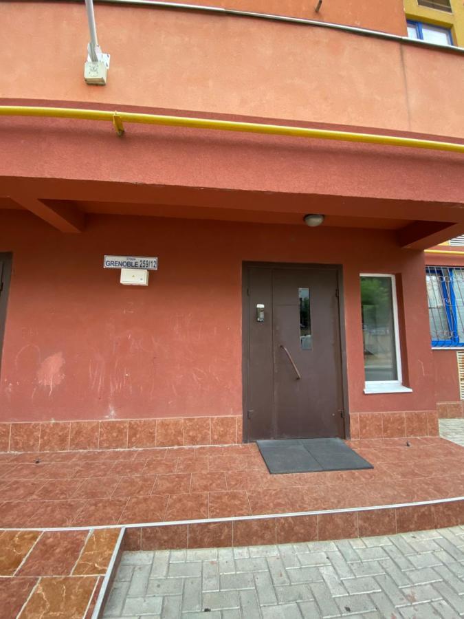 Two Bedroom Large Apartment In Kischinau Exterior foto